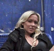 sharongirl - Am Zugbahnhof meine Muschi gewixxt