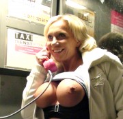 sharongirl - In der Telefonzellen fetten Schwanz tief geblasen