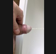shyman – Mal eben schnell ins Waschbecken gepisst (Handy-Video)