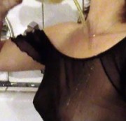 spontanundheiss - Pissen durch die Strumpfhose und dann die Pisse übergiessen