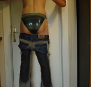 stringboy26 - Pissen in enger Jeans mit Anstandsfurtz