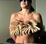 sweet-and-cuck - Wäscheklammern auf ihre Titten