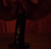 sweetsassi - schwarzen dildo auf dem wohnzimmertisch gefickt
