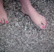 sweetyhotbaby87 - Füße im Kies