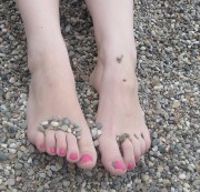 sweetyhotbaby87 - meine geilen füße im kies