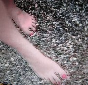 sweetyhotbaby87 - meine geilen füsse im kies