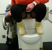 woman72 - Schweinerei 2/ KloPiss in Smilie Boots+Blickdichte Strümpfe