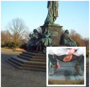 woman72 – Schiller´s Statue