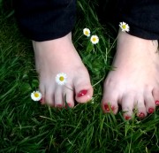 xXSkyAngelXx - Füße zwischen Gras und Gänseblümchen