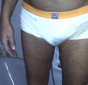 xegix47 - weiße Shorts eingepisst